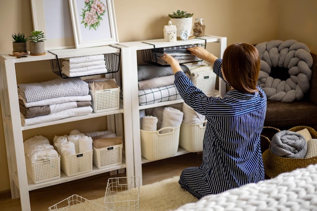 Penghuni apartemen yang menyusun barang dengan rapi di lemari atau rak.