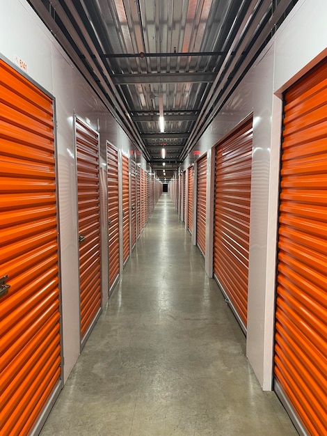 Fasilitas self storage modern semakin diminati masyarakat karena menawarkan ruang penyimpanan yang tertata rapi serta sistem keamanan yang terjamin.